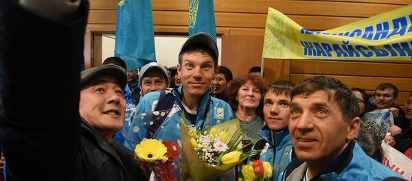 Цветы и сэлфи: казахстанских паралимпийцев встретили в аэропорту Астаны Цветы и сэлфи: казахстанских паралимпийцев встретили в аэропорту Астаны - Sputnik Казахстан