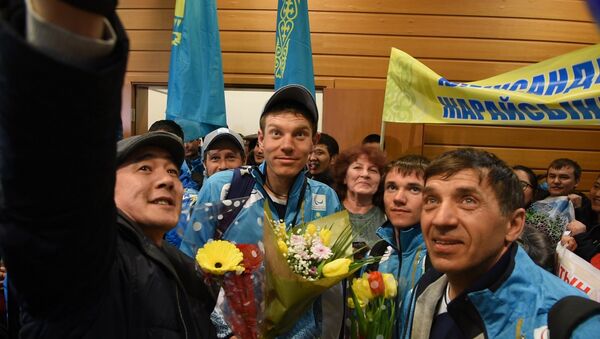 Цветы и сэлфи: казахстанских паралимпийцев встретили в аэропорту Астаны - Sputnik Казахстан