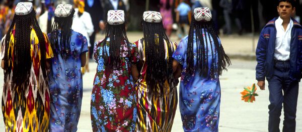 Тәжіктің ұлттық киіміндегі қыздар Тәжіктің ұлттық киіміндегі қыздар - Sputnik Қазақстан