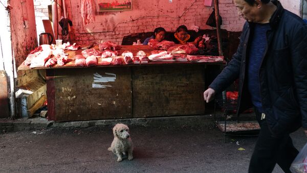 Прилавки с мясом на рынке в Китае, архивно фото - Sputnik Казахстан
