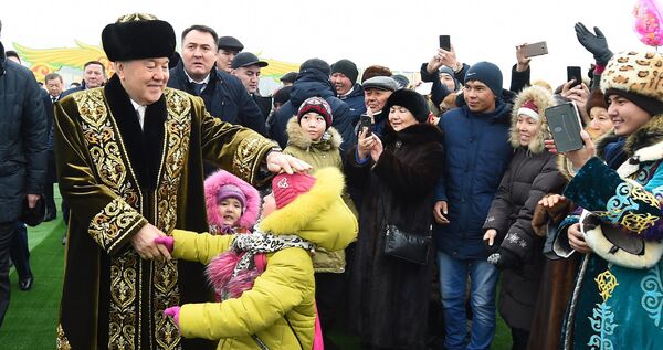 Нурсултан Назарбаев посетил праздничные мероприятия в честь Наурыза - Sputnik Казахстан