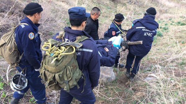 Спасатели Южно-Казахстанской области спасли в горах парня и девушку - Sputnik Казахстан