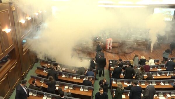 В парламенте Косовo распылили слезоточивый газ - Sputnik Казахстан