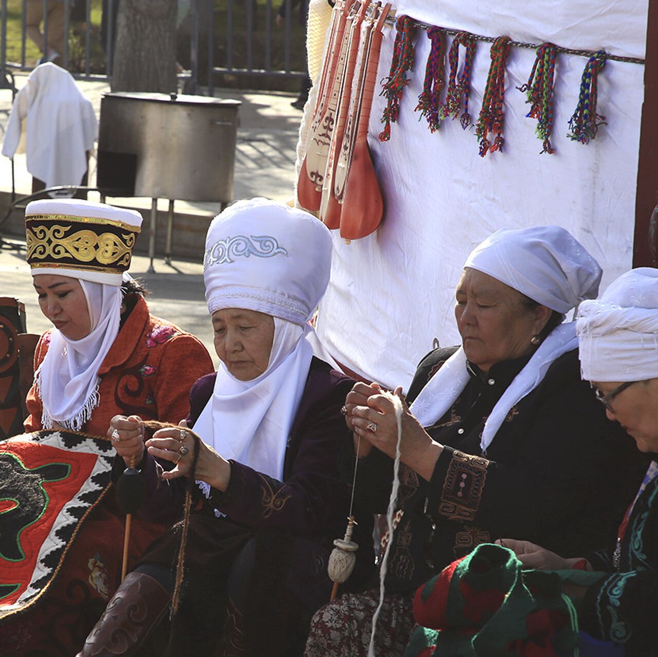 Эротикалық ерлер жалап жатыр Порно дәретханаға тесік арқылы итерілген