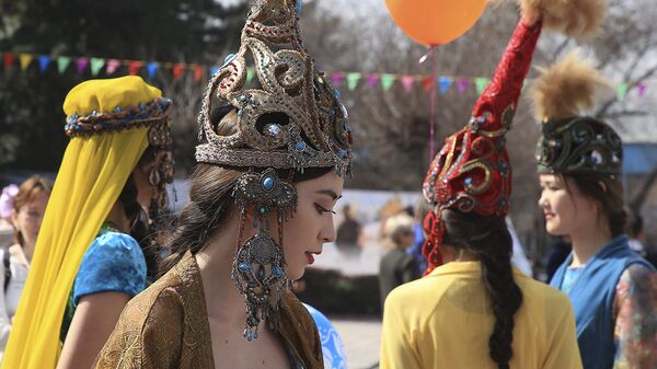 Девушка в казахском национальном костюме, архивное фото - Sputnik Казахстан