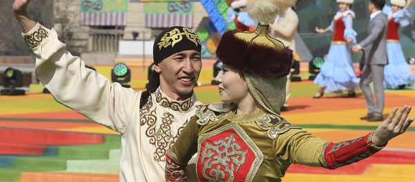 Парень и девушка в национальных казахских костюмах - Sputnik Казахстан