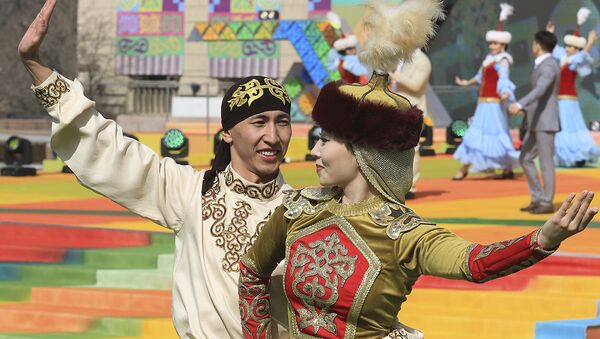 Парень и девушка в национальных казахских костюмах - Sputnik Казахстан