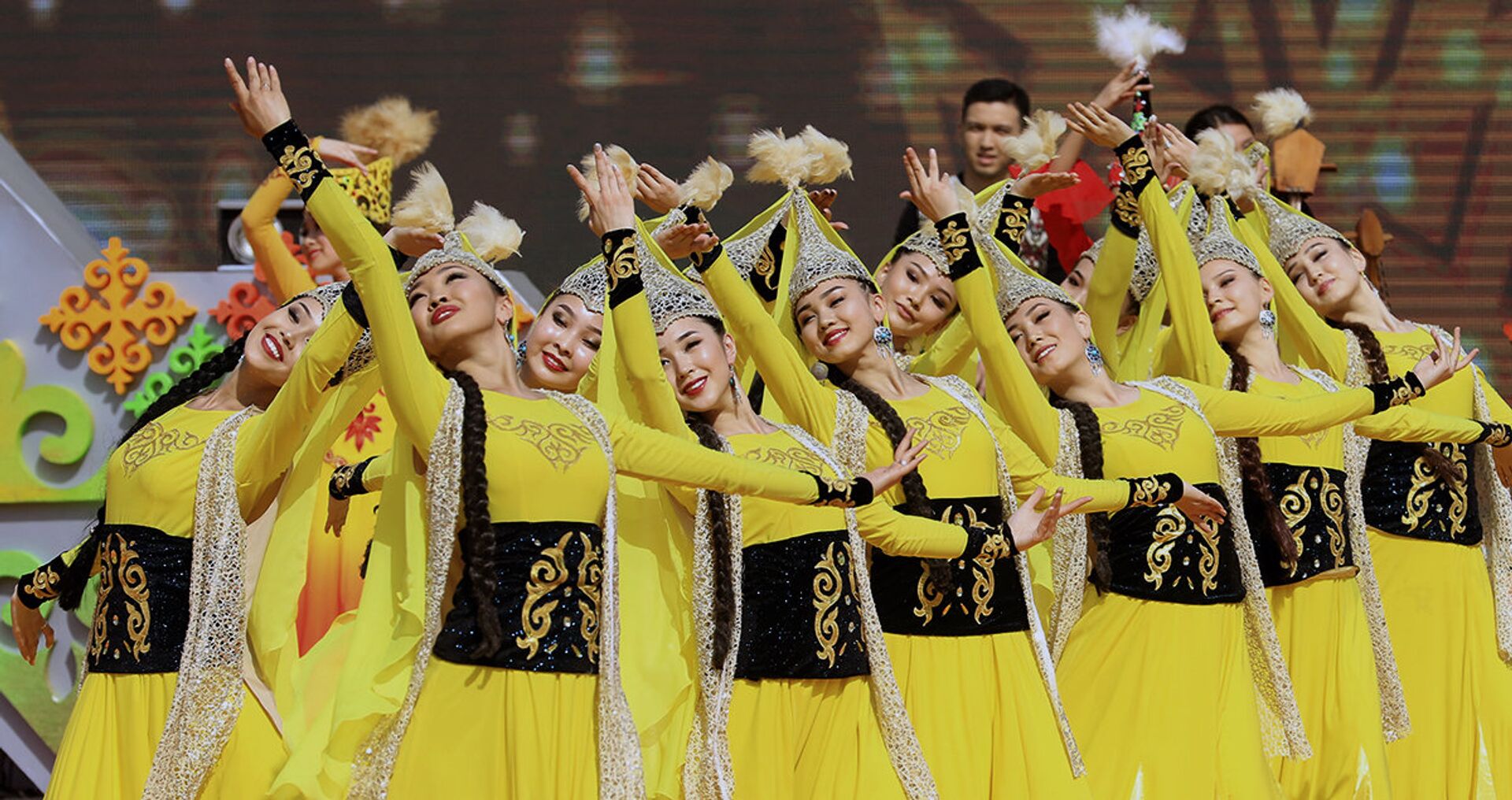Картинка праздник казахстана. Национальные праздники Казахстана. Наурыз в Казахстане. Казахский танец. Казахские танцы на Наурыз.