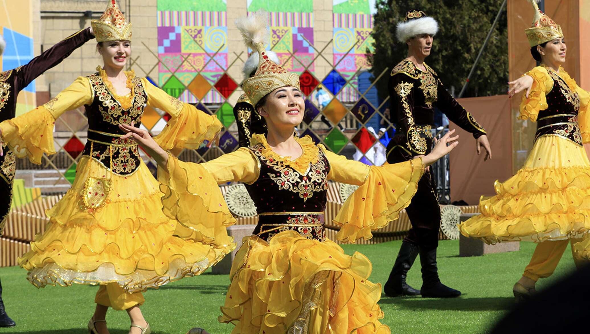 Казахский национальный танец. Казахский национальный костюм. Казахский танцевальный костюм. Казахский народный танец. Казахский народный костюм.