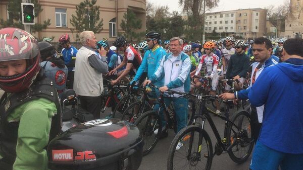 Посол Казахстана в Узбекистане Ерик Утембаев на велопробеге Ташкент - Шымкент - Sputnik Казахстан