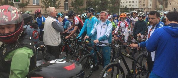 Қазақстанның Өзбекстандағы елшісі Ерік Өтембаев Ташкент - Шымкент велошеруінде - Sputnik Қазақстан