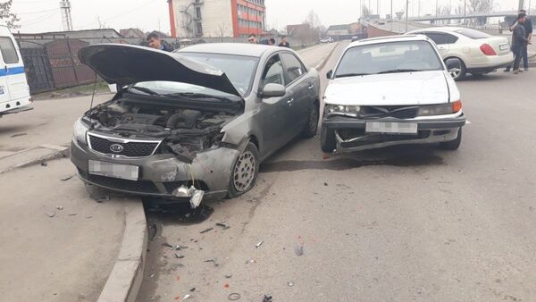 Женщина и ребенок пострадали при столкновении двух автомобилей - Sputnik Казахстан
