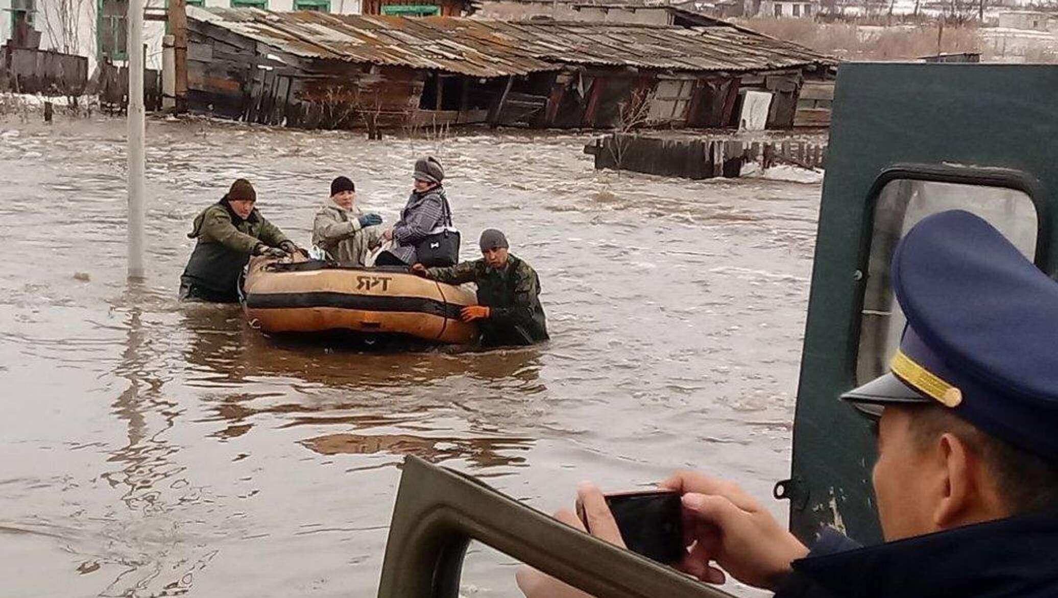 Есть ли наводнение в казахстане. Казахстан паводки. Наводнение в Казахстане. Потоп в Казахстане. Половодье в Актобе.
