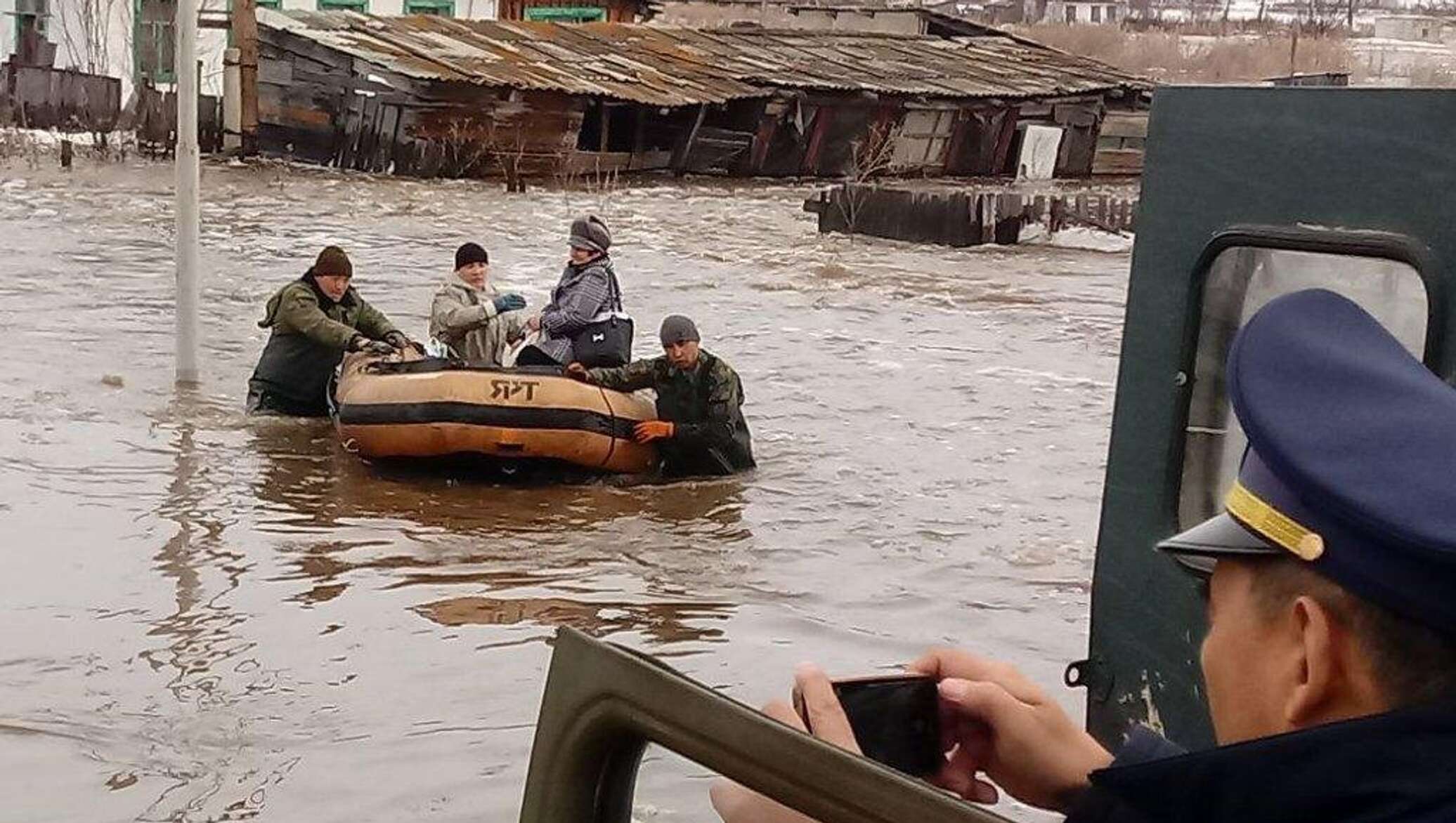 В каких районах казахстана паводки. Потоп в Казахстане. Паводки в Казахстане. Наводнения ВКО. Наводнения Восточный Казахстан.