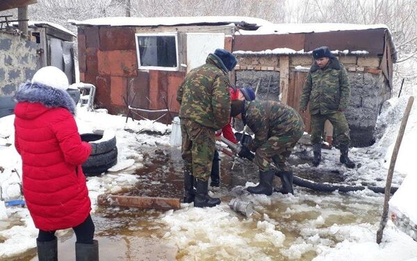 Спасатели откачивают воду со двора частного дома в Глубоковском районе ВКО - Sputnik Казахстан