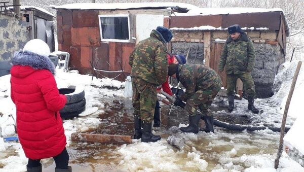 Спасатели откачивают воду со двора частного дома в Глубоковском районе ВКО - Sputnik Казахстан