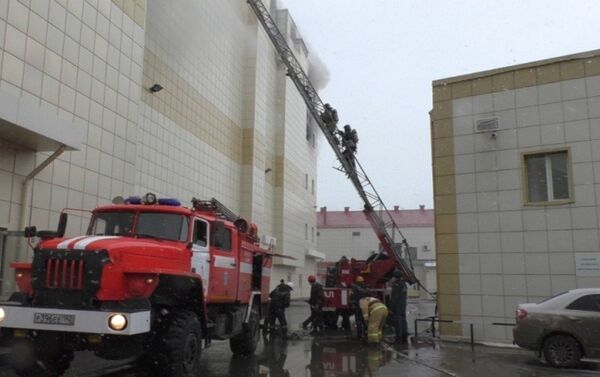 Сотрудники МЧС России ликвидируют возгорание в крупном торговом центре в Кемерово - Sputnik Казахстан