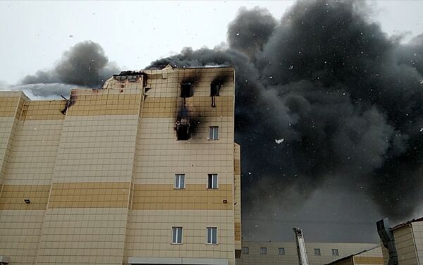 Торговый центр горит в Кемерово. Кадры с места ЧП - Sputnik Казахстан