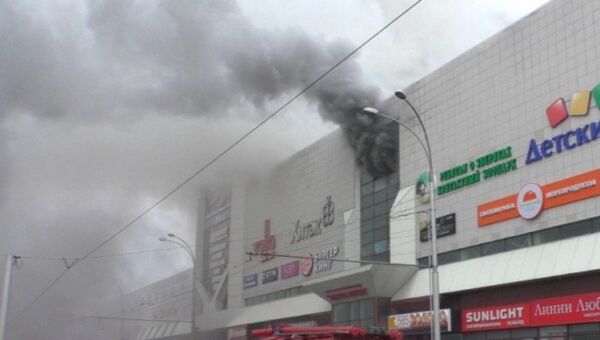 Сотрудники МЧС России ликвидируют возгорание в крупном торговом центре в Кемерово - Sputnik Казахстан