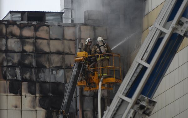 Сотрудники пожарной охраны МЧС во время тушения пожара в торговом центре Зимняя вишня в Кемерово - Sputnik Казахстан