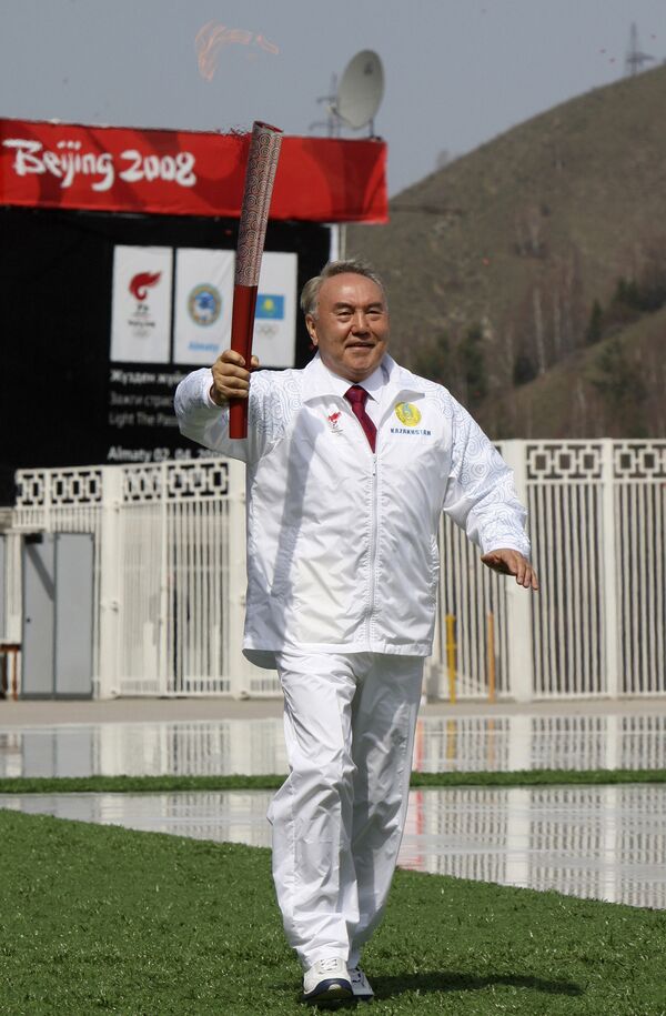 Глава Казахстана Нурсултан Назарбаев несет олимпийский факел - Sputnik Казахстан
