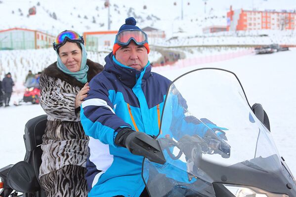 Таджикский лидер Эмомали Рахмон на горнолыжной базе - Sputnik Казахстан
