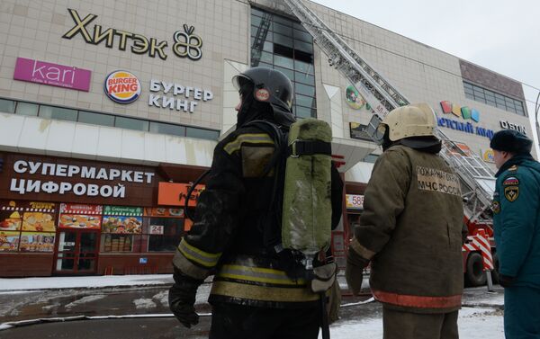 Сотрудник пожарной охраны МЧС во время тушения пожара в торговом центре Зимняя вишня в Кемерово - Sputnik Казахстан
