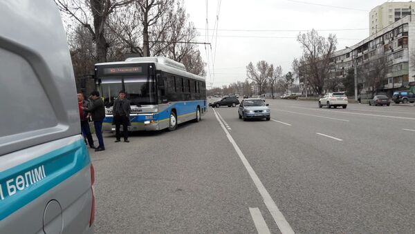 ДТП в Алматы по улице Утеген батыра с участием Porsche Cayenne и автобуса - Sputnik Казахстан