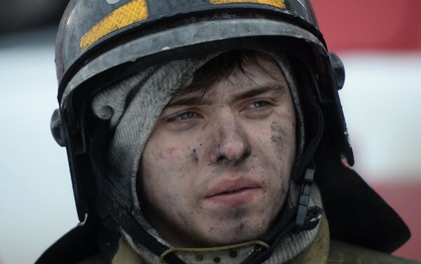 Сотрудник пожарной охраны МЧС во время тушения пожара в торговом центре «Зимняя вишня» в Кемерово - Sputnik Казахстан