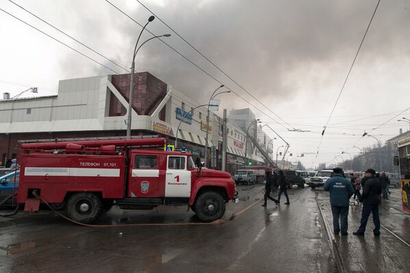 Сотрудники пожарной охраны МЧС борются с пожаром в торговом центре «Зимняя вишня» в Кемерово - Sputnik Казахстан