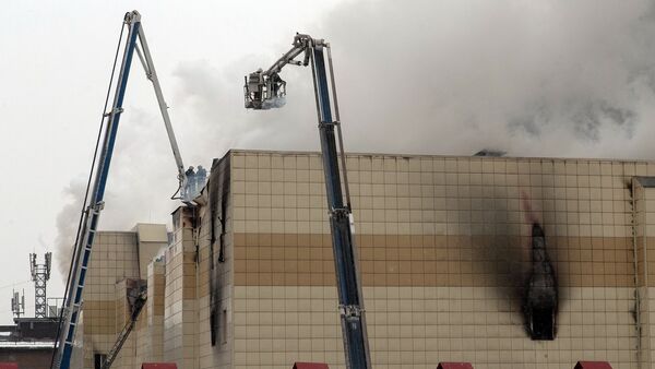 Сотрудники пожарной охраны МЧС борются с пожаром в торговом центре «Зимняя вишня» в Кемерово - Sputnik Қазақстан
