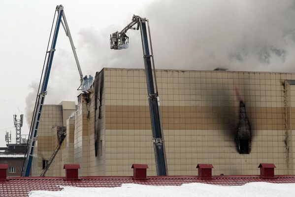 Сотрудники пожарной охраны МЧС борются с пожаром в торговом центре «Зимняя вишня» в Кемерово - Sputnik Казахстан