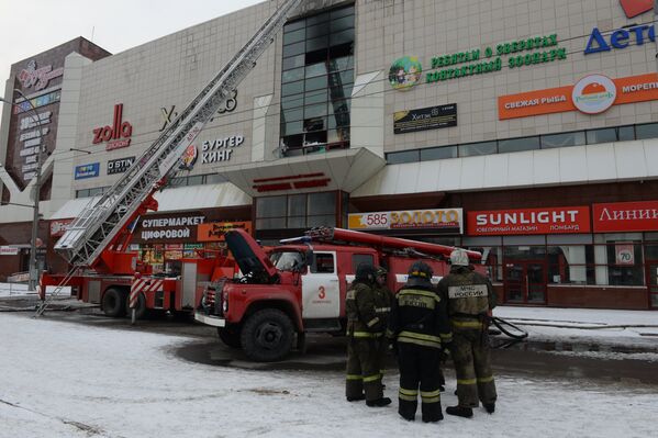 Сотрудник пожарной охраны МЧС во время тушения пожара в торговом центре «Зимняя вишня» в Кемерово - Sputnik Казахстан