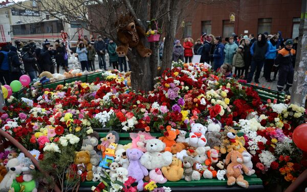 Цветы и мягкие игрушки возле здания торгового центра «Зимняя вишня» в Кемерово - Sputnik Казахстан