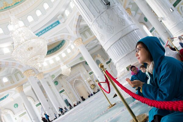 Цянь Фан Юань Цзинь восхитилась красотой столичной мечети Хазрет Султан - Sputnik Казахстан