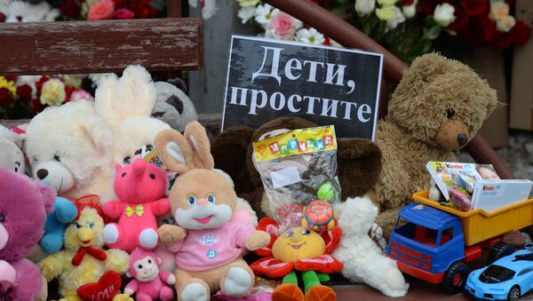 Цветы и мягкие игрушки возле здания торгового центра «Зимняя вишня» в Кемерово - Sputnik Казахстан