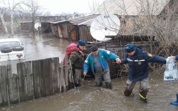 Эвакуация людей из села Верх-Уба, Шемонаихинский район ВКО - Sputnik Казахстан