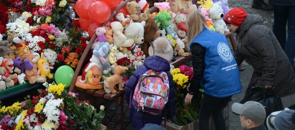 Цветы и игрушки недалеко от торгового центра Зимняя вишня в Кемерово - Sputnik Казахстан