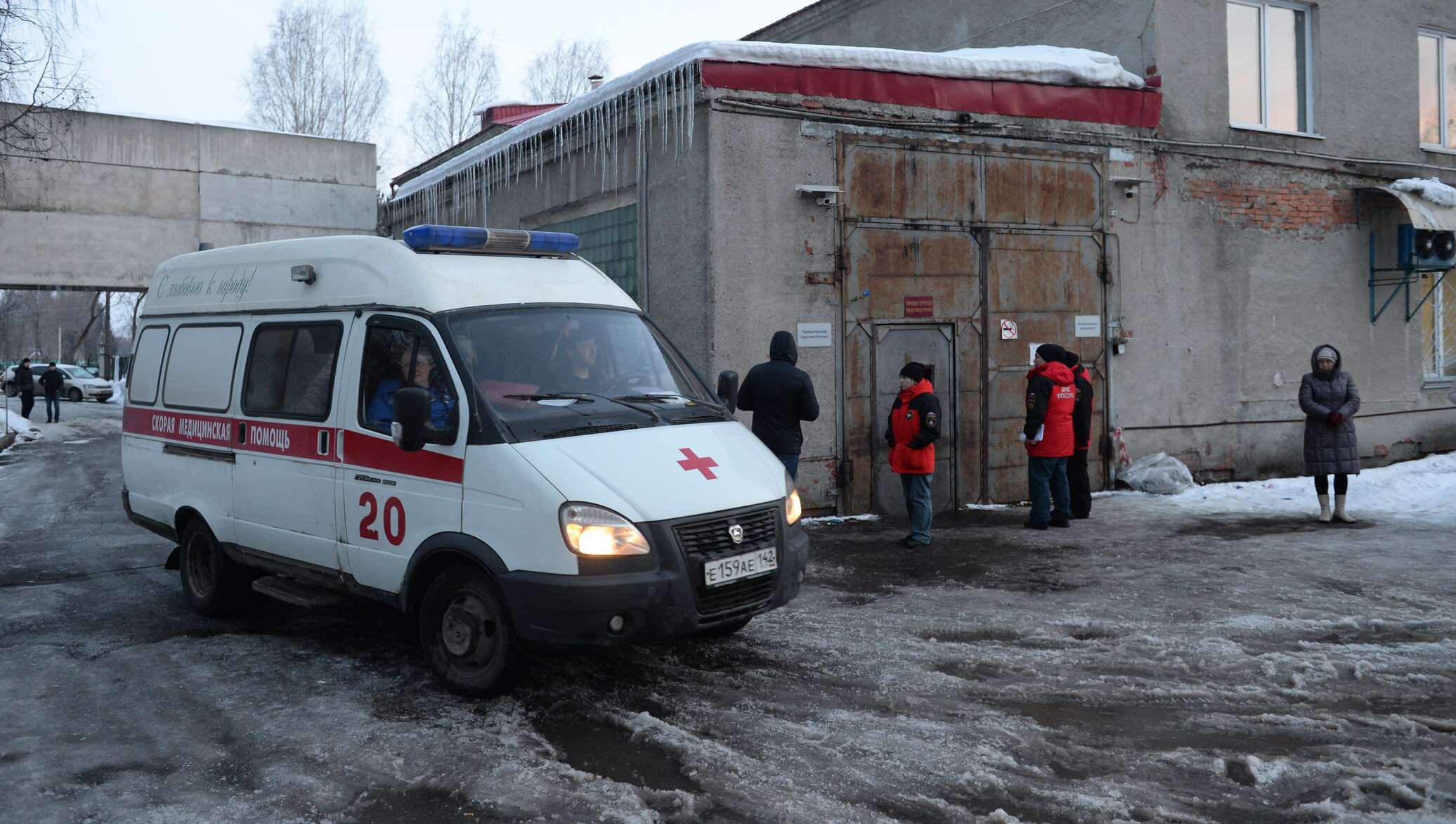 Скорая кемерово. Морг областной больницы Кемерово. Судмедэкспертиза тел после пожара. Морг Кемерово Волгоградская. Машина судебно медицинской службы.