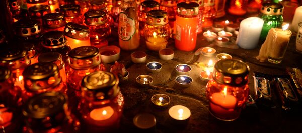 Зажженные свечи в память о погибших в Кемерово - Sputnik Казахстан