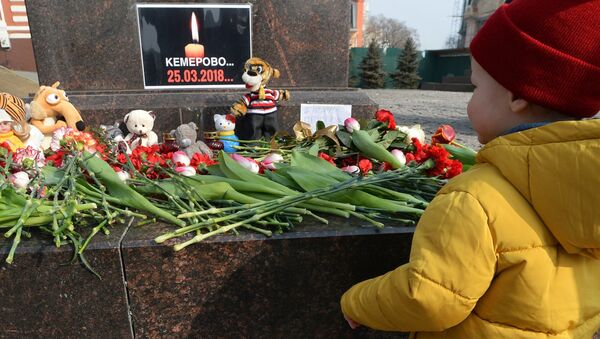 Акция в память о погибших при пожаре в ТЦ Зимняя вишня - Sputnik Казахстан