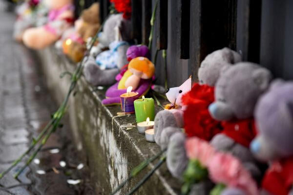 Казахстанцы несут цветы к генконсульству России в Алматы в память о погибших в Кемерово - Sputnik Казахстан