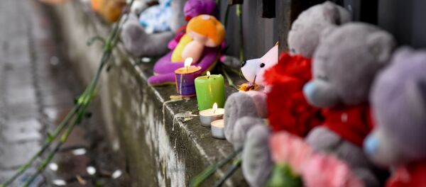 Цветы и игрушки у здания генконсульства России в Алматы в память о погибших в Кемерово Цветы и игрушки у здания генконсульства России в Алматы в память о погибших в Кемерово - Sputnik Казахстан