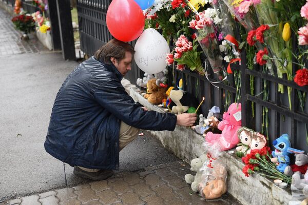 Казахстанцы несут цветы к генконсульству России в Алматы в память о погибших в Кемерово - Sputnik Казахстан