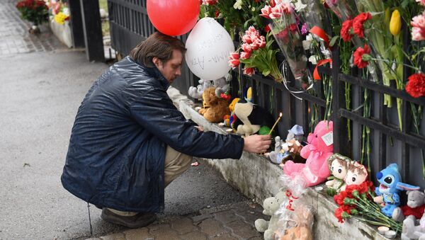 Казахстанцы несут цветы к генконсульству России в Алматы в память о погибших в Кемерово - Sputnik Казахстан