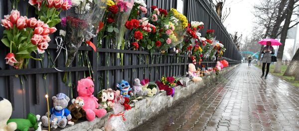 Казахстанцы несут цветы к генконсульству России в Алматы в память о погибших в Кемерово - Sputnik Казахстан