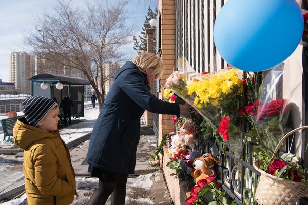 Цветы и мягкие игрушки у здания посольства России в Астане - Sputnik Казахстан