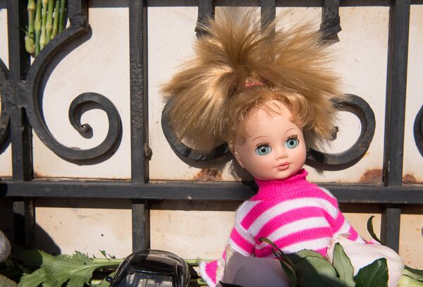 Цветы и игрушки у здания посольства России в Астане - Sputnik Казахстан