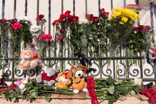 Цветы и игрушки у здания посольства России в Астане - Sputnik Казахстан