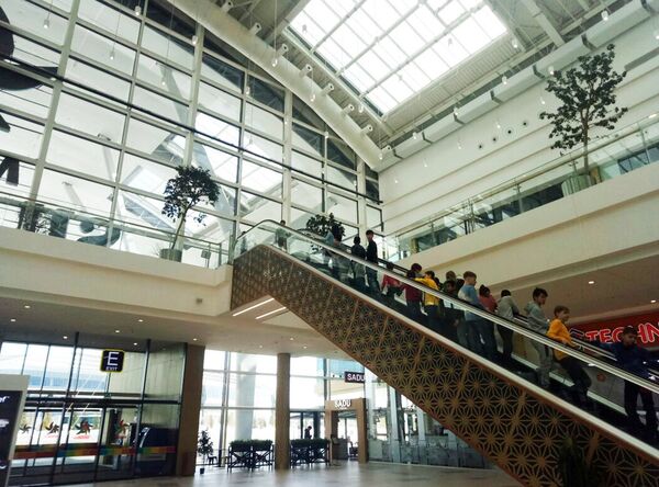 Воспитанники детского дома в торговом центре - Sputnik Казахстан